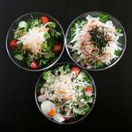 サラダは『野菜サラダ』と『大根と水菜のサラダ』『シーザーサラダ』の3つ。野菜をたっぷりとれます。