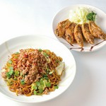 名古屋名物”台湾まぜそば”をアレンジして屋台風台湾焼きそばを”テイクアウト限定”で発売しております。
台湾ミンチたっぷりでおかずにも大満足な一品です。
