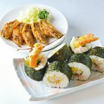 当店人気の〆アイテム”海老天巻き”が手羽先とセットでお値打ちな価格でご提供。
なんと海老が４匹も入っております。
どこを食べてもしっかり海老が入ってます。
