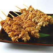 ●鶏皮串（１人前５本）※タレと塩とお選びいただけます。※写真はタレ１人前、塩１人前です。