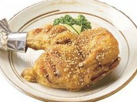 実は、実は、、、
風来坊の創業時の売りの逸品は手羽先ではなく、、、
この鶏半分丸揚げて秘伝のタレで味付けしたターザン焼きだったのです！風来坊の真の伝統の味を是非ご賞味ください。
