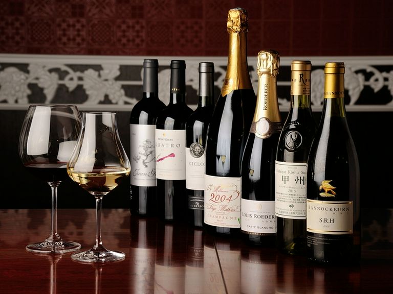 10種のグラスワイン&80種のボトルワイン。好みの銘柄で乾杯