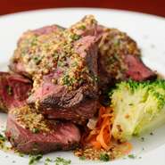 濃厚な肉の旨みをそのままに味わえるステーキ。例えば「オーストラリア産バベット」は弾力のある肉質と濃厚な旨みが特徴の希少部位。素材に合わせたソースで、肉本来の美味しさを堪能できます。