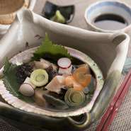 活きた鮑をサイコロ状にカットし、季節の野菜と共に昆布だしに浮かべた伝統料理。プリッとした歯ごたえの活鮑の持ち味を活かした一品です。