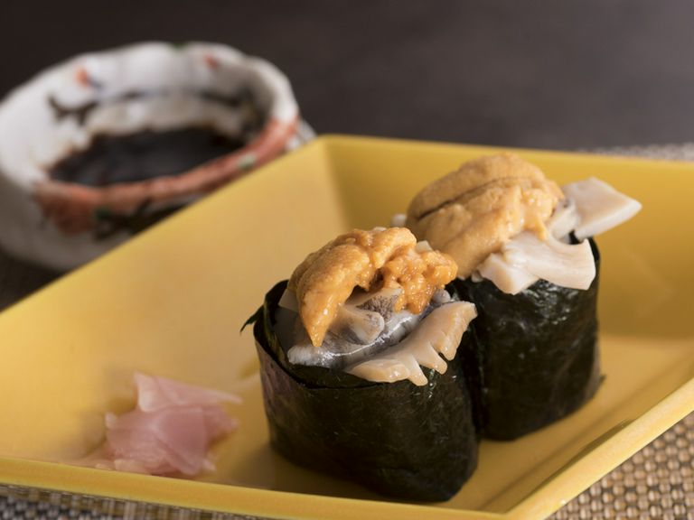 贅の限りを尽くした一貫『鮑と雲丹の軍艦巻』