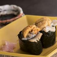 活鮑の柔らかな食感と、濃厚でなめらかな舌触りの雲丹、相性抜群なふたつの食材でおくる贅の限りを尽くした一貫。