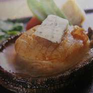 旧あわび亭からの名物あわび料理

貴重な肉厚の活きた鮑を

レアステーキに仕上げます

プリプリ感とコリコリ感を同時に味わえる

究極の一品