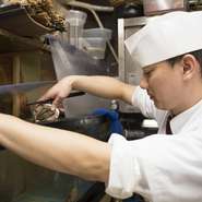 緊張していると料理を美味しく楽しめません。まずは、リラックスできる雰囲気づくりを心がけております。ご満足いただけることも大切なので、お客さまからいただいた声や、表情には常に気を配っております。