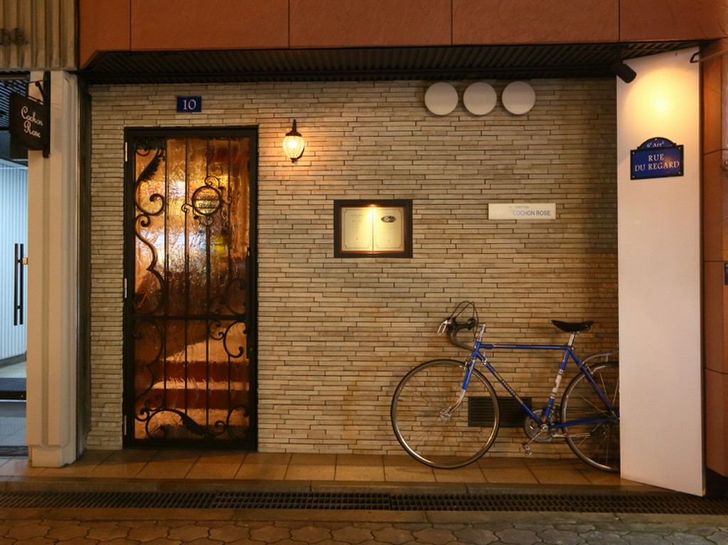 温かい暖色系の明かりが灯れば、ディナータイムの合図です