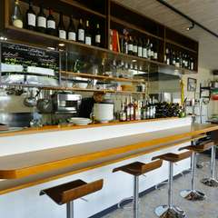 さりげなくおしゃれなインテリアが印象的な開放感溢れる店内