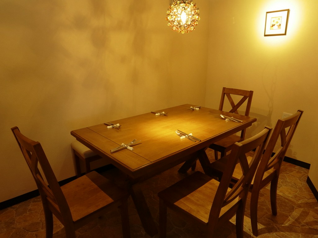 家族でゆったりと食事を楽しめる洒落た雰囲気の個室