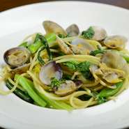 毎朝仕入れた有明産の新鮮アサリを使用。パスタは厳選のイタリア産です。アサリのダシが利いたシンプルな塩味。旬の地元野菜もたっぷりいただけます。