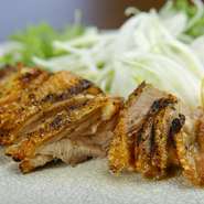 幻の大地鶏、天草大王を香ばしくタタキ風に炭火焼きにし（タリアータ）カットしたものです。