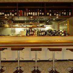 一人でワインを楽しむ夜にうってつけのカウンター席