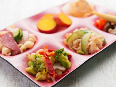 テーマを変えて季節ごとにさまざまな種類の料理が並ぶ『ランチブッフェ』