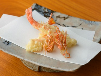 サクっと軽やかな食感の天ぷらと厳選地酒をお楽しみください