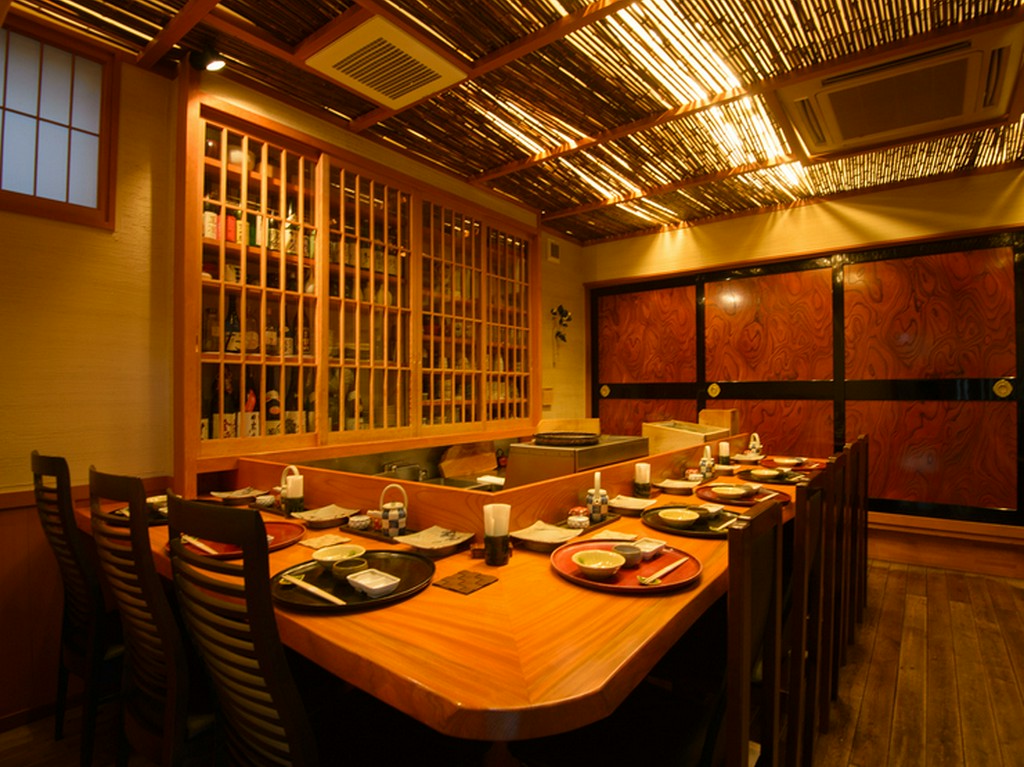 揚げたて一つ一つに舌鼓。美味しさに笑みが湛える二人の時間