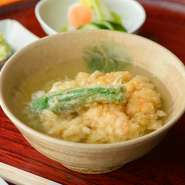 さらっとと食べることができる『天茶』は、お酒の後の〆におすすめです。小海老の天ぷらがのった『天丼』も選べます。