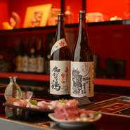 石川県が誇る「能登牛」は肉質のキメが細かく、舌のうえでとろけるような柔らかさと甘みが特徴。その最高ランクであるA5等級にこだわって買い付けた上質の肉を、キッチンに近いカウンターでじっくりと味わいたい。