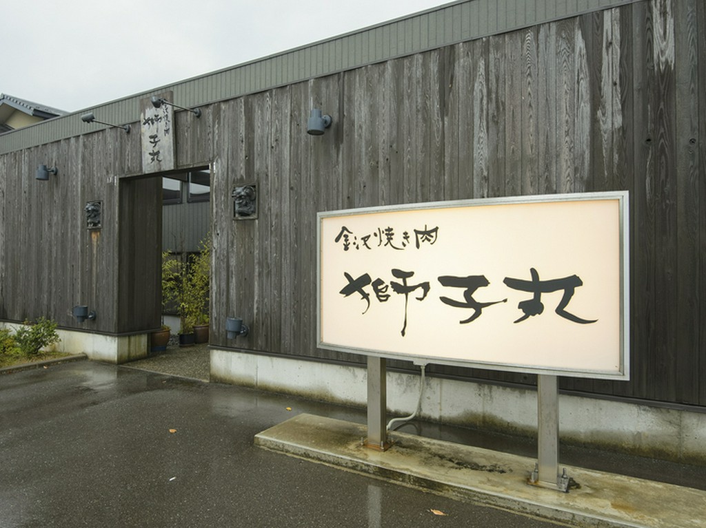 大型バスも乗り入れ可能な駐車スペース。遠方からのグルメ旅行も