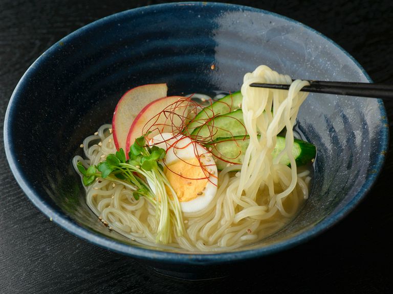 しめはこれで決まり、牛骨ダシ中心の濃厚スープ『もりおか冷麺』