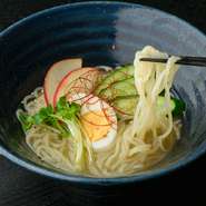 牛骨ダシ中心のコラーゲンたっぷりの濃厚スープにコシの強い麺をすすれば、焼き肉のしめにこれに勝るものはないと提供される盛岡スタイルの麺、『もりおか冷麺』。子どもから大人までみんな満足のサブメニューです。