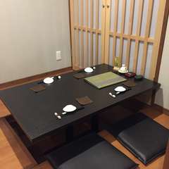 シックな黒いテーブルが並ぶ座敷でゆったりと