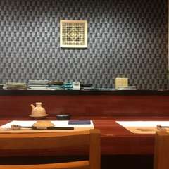 カウンターでオープンキッチンの様子を眺めながら一人酒を！