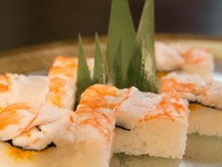 『えびとウニの押し寿司』は、えびとウニそれぞれが持つ本来の甘さを同時に味わえる贅沢な一品。ネタを多めに乗せ、シャリを薄めに握っているため、とても食べやすく、美味しさがより楽しめます