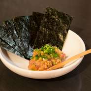 【鮨ダイニング ゆらり】の『海鮮納豆』は、メインの納豆、魚介類の他にアクセントとして、刻んだたくあんを入れています。コリコリとした食感のハーモニーがクセになる一品です。