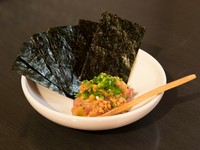 【鮨ダイニング ゆらり】の『海鮮納豆』は、メインの納豆、魚介類の他にアクセントとして、刻んだたくあんを入れています。コリコリとした食感のハーモニーがクセになる一品です。