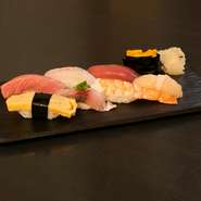 【鮨ダイニング ゆらり】の『寿司盛合わせ』は、仕入れ状況により使用するネタが毎日変わります。宮崎の近海ものから定番と旬の魚介を厳選して使っているため、その時期でしか味わえない寿司を楽しんでください。