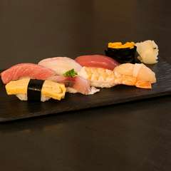 毎日変わる旬の魚介がもりだくさん！『寿司盛合わせ』