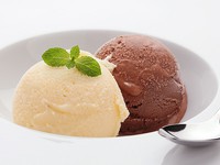 定番のチョコレートとバニラを盛り合わせた、シンプルなアイス。
食後にも軽く楽しめる、すっきりとした味わいです。