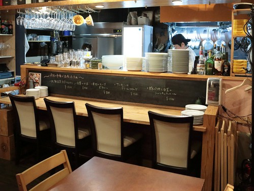 一人でもふらっと立ち寄れるフランクな空間