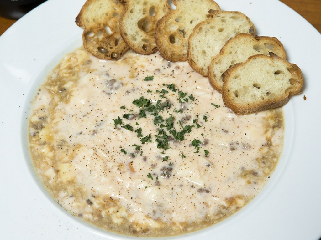 肉料理と卵料理が看板メニュー