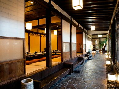 重厚な歴史を感じさせる空間でゲストをお招きする