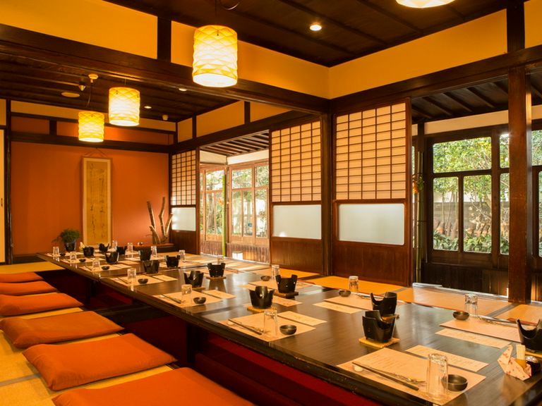 大宴会場を利用して盛大な宴を楽しむ