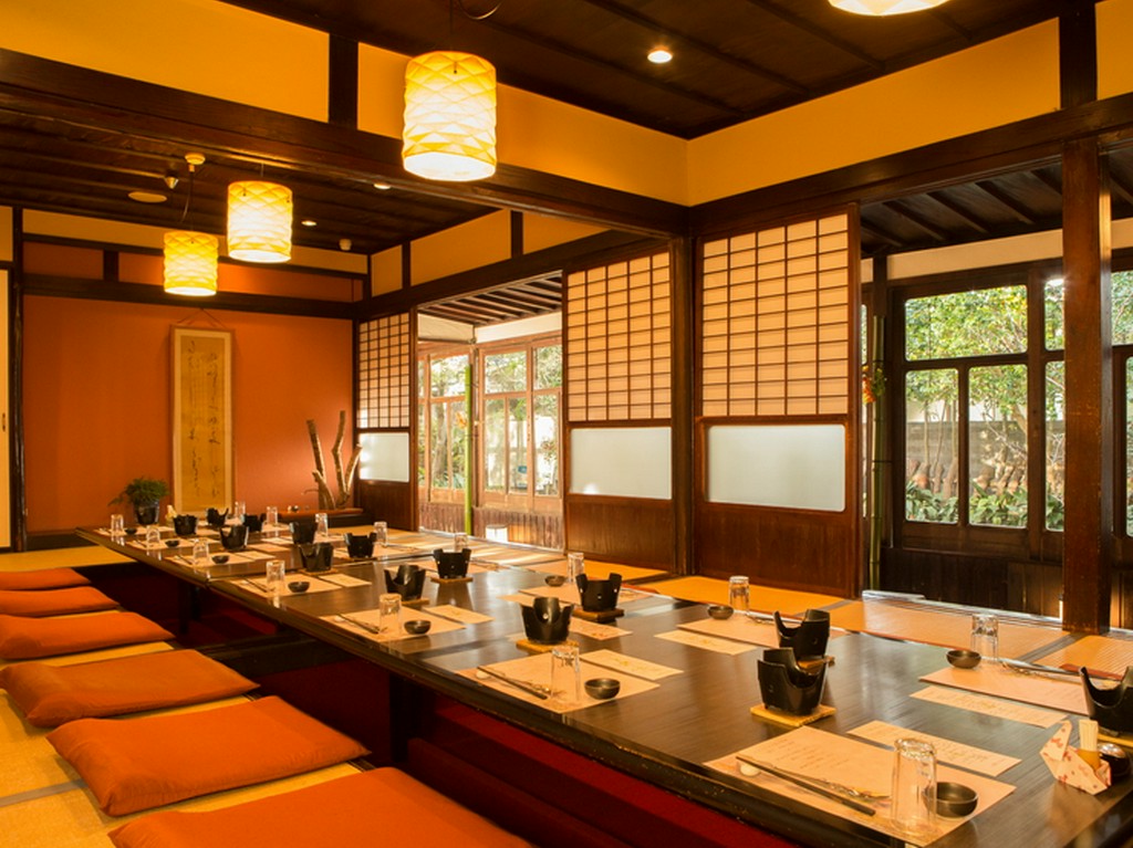 大宴会場を利用して盛大な宴を楽しむ