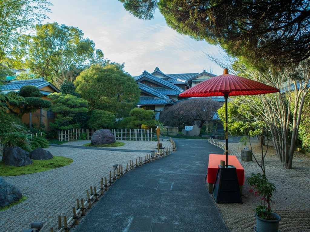 石畳と緑の廊下を通り抜けると建物の姿が