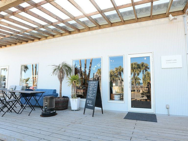 オーシャンビューの絶景に癒される、海沿いのオイスターバー