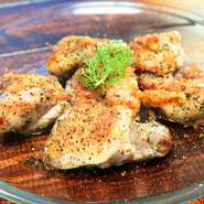 元気いっぱいに育てられた宮崎県産の銘柄鶏である「日南鶏」を使用。表面はパリッと香ばしく、お肉はふっくらとジューシーに焼き上げています。柔らかいお肉の旨みと特製ハーブの風味が食欲をそそる一皿です。