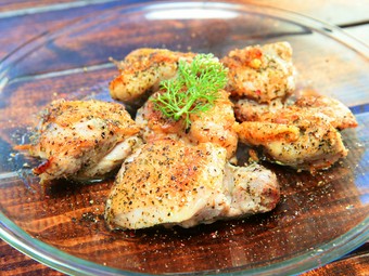 風味豊かで、ジューシーな『日南鶏のハーブグリル』