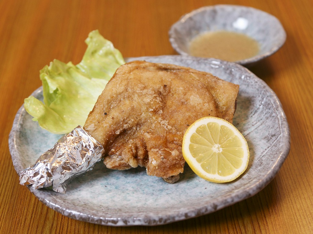 『鶏モモ一本揚げ』は豪快にかぶりついて食べるのがコツ