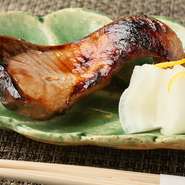 きんきの一夜干しやのどぐろなど、その日一番美味しく食べられる食材が『焼き物』として登場。必ず一夜干しにして焼くことで、素材本来の旨味を最大限に引き出し、新鮮な海の幸の溢れる美味しさが詰まった逸品です。