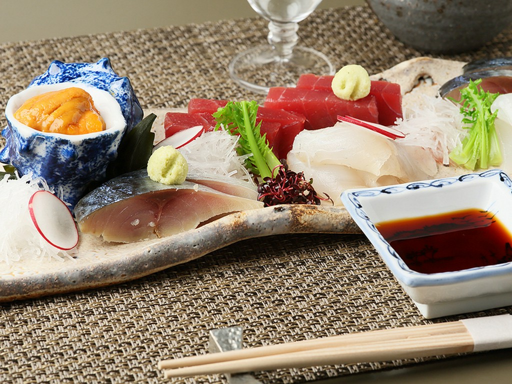 近海で獲れた天然魚にこだわり、料理長ブレンド醤油で新鮮な海の幸を堪能できる一皿『お造り盛合わせ』