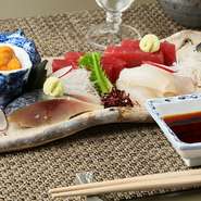 信頼のおける目利きのよい店に直接足を運び、天然魚を厳選し、鮪、鯖、平目、車海老、やりいかなどを盛り合わせた逸品。お醤油は、お酒・みりん・醤油・鰹節を料理長がブレンドし、素材本来の味が引き立つ味です。