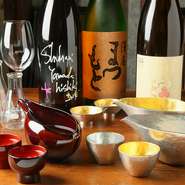 週替わりでさまざまな日本酒をご用意。全国各地の銘柄の飲み比べが楽しめます。冷酒はもちろん燗で楽しむ旬の日本酒も。値段も税別500円とお手頃なのもうれしい限り。