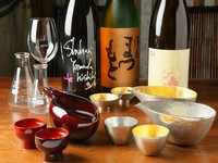 週替わりでさまざまな日本酒をご用意。全国各地の銘柄の飲み比べが楽しめます。冷酒はもちろん燗で楽しむ旬の日本酒も。値段も税別500円とお手頃なのもうれしい限り。