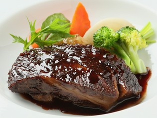 さらにひと手間、風味にもこだわった『牛ホホ肉の赤ワイン煮』